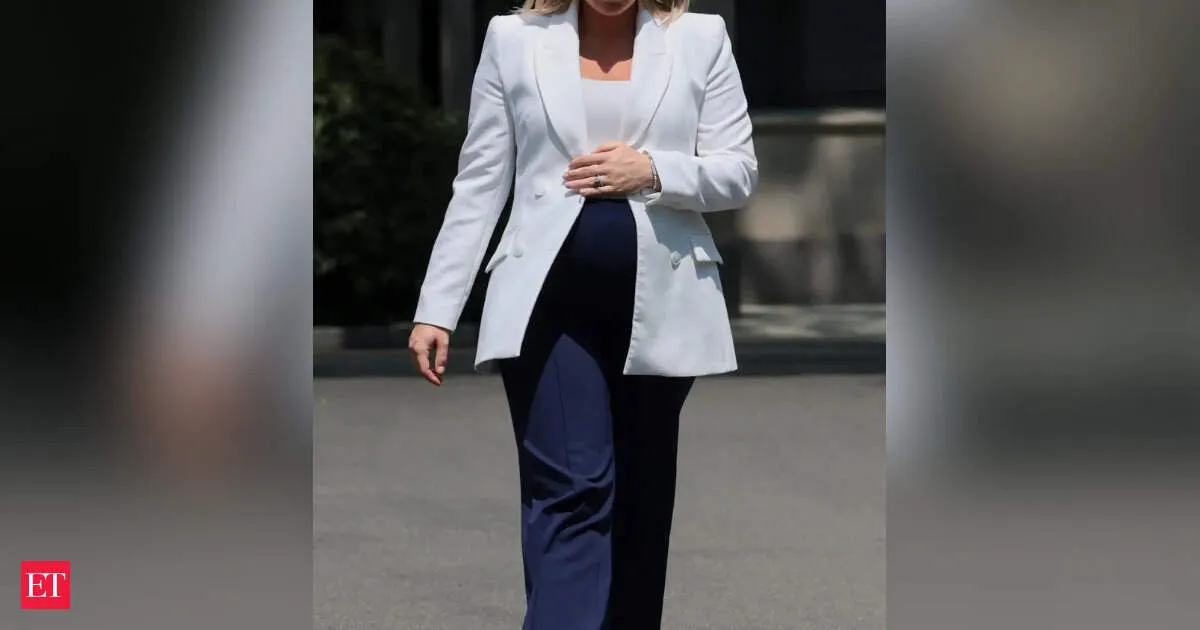 Pregnant Karoline Leavitt jokes about Trump phone in final briefing before maternity leave