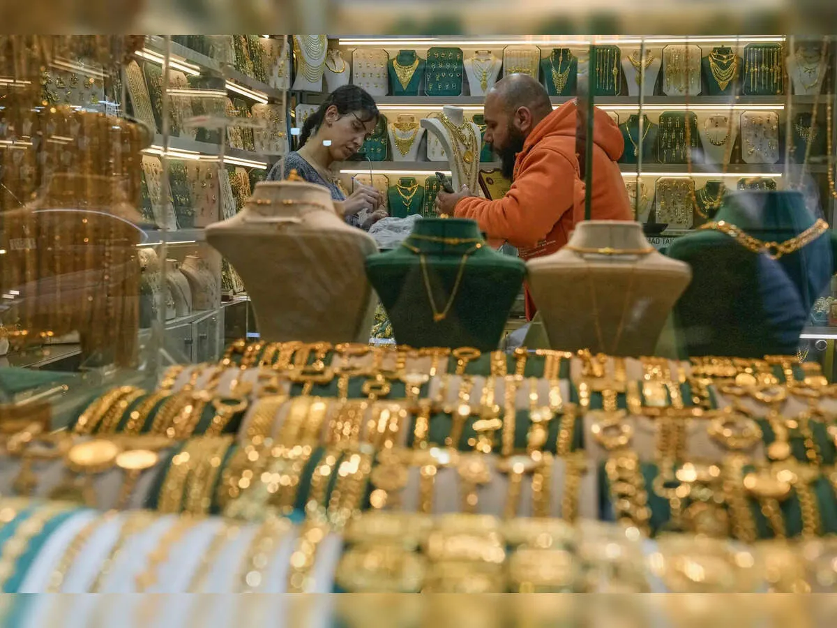 Dubai gold sells at steep discount as Middle East conflict snarls shipping