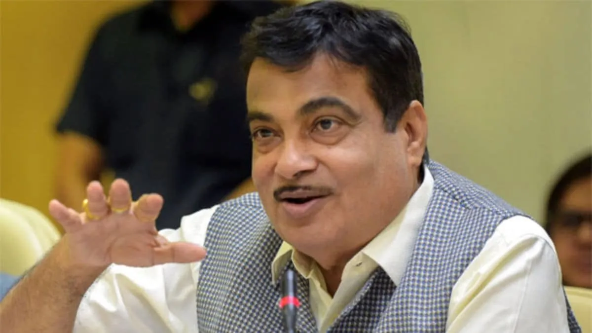 Nitin Gadkari scraps VIP convoy choosing bus travel to cut fuel and traffic during Maharashtra tour