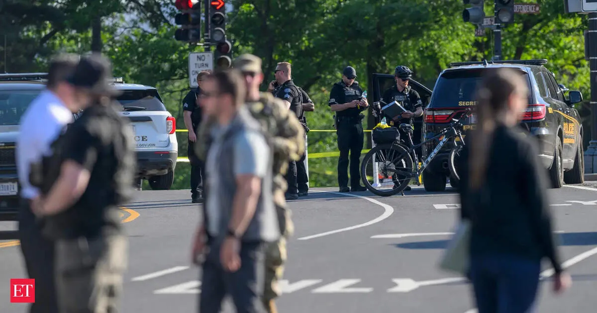 Gunman shot by security near Washington Monument as Secret Service cleared crowds