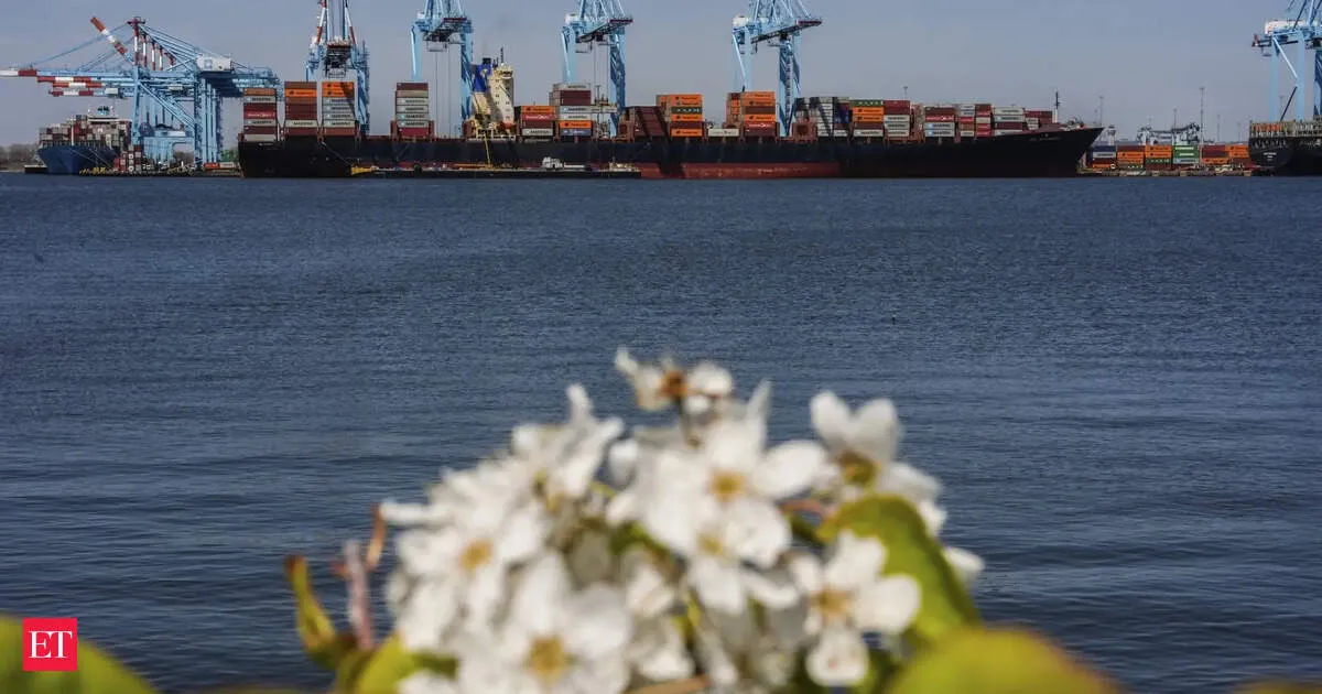 1500 ships trapped in Gulf as Iran blockade tightens reports IMO warning