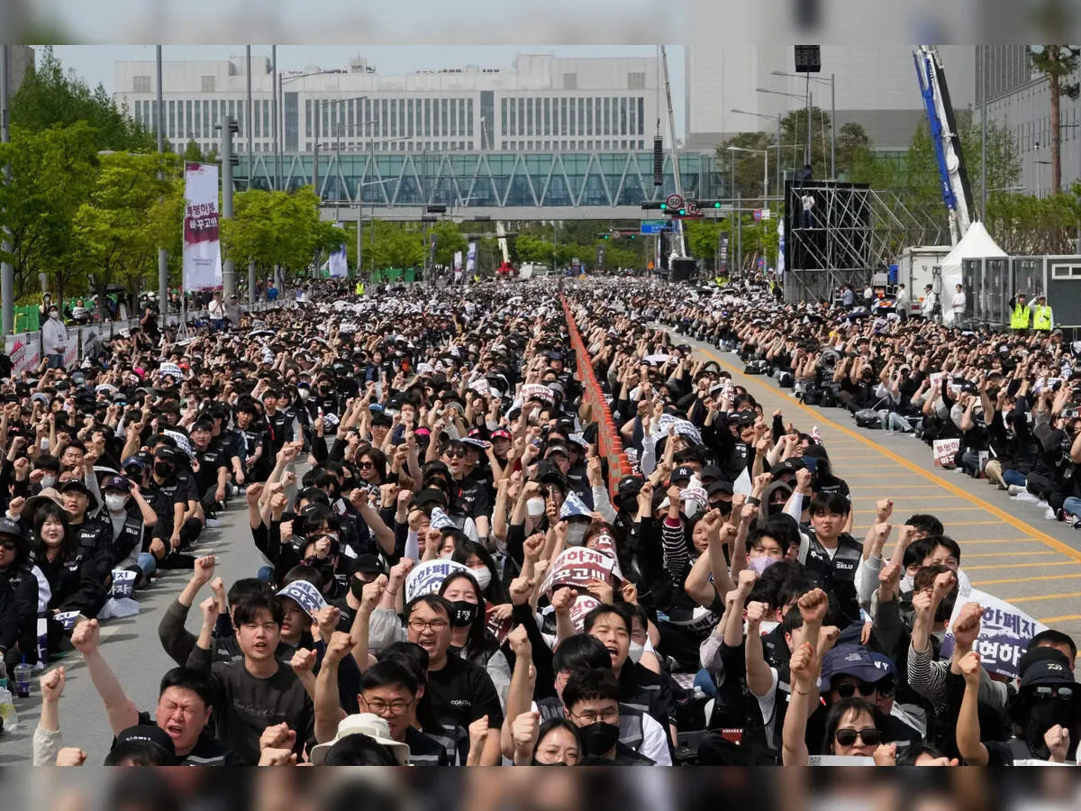 Samsung workers rally in South Korea demanding higher bonuses and strike threat over AI chip profits