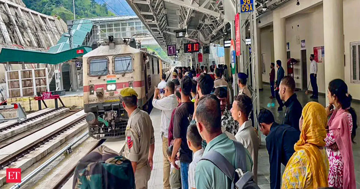 Moving train boarding could soon trigger Rs 2000 spot fines by RPF—what commuters should know