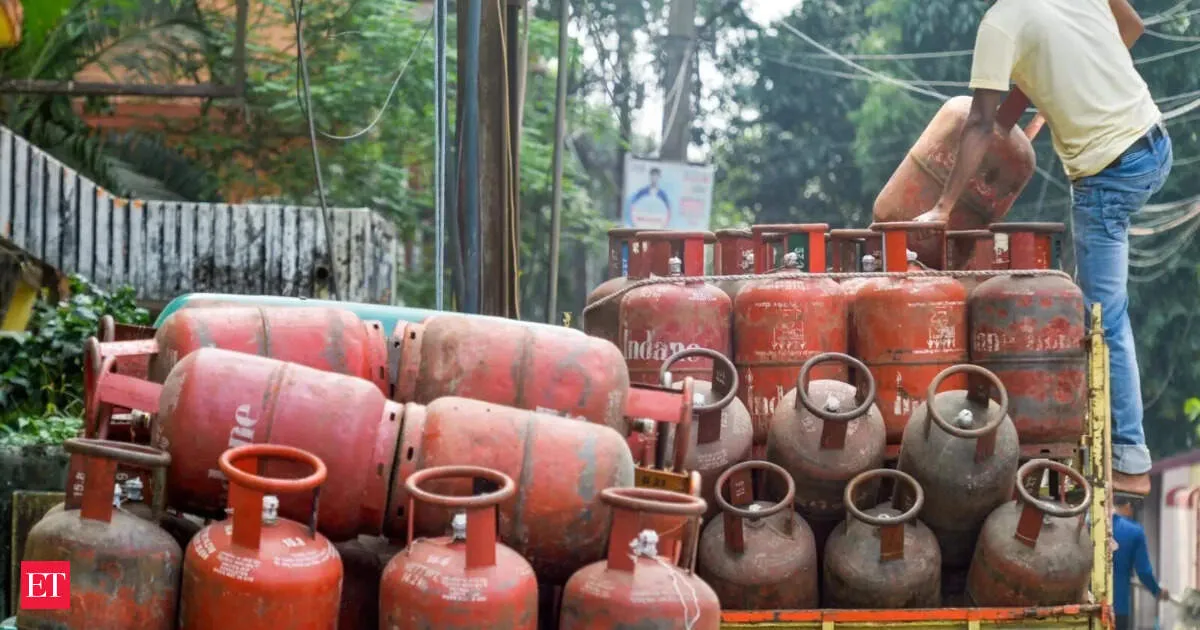Rs 933 LPG spike hits Indian food businesses as meal prices threaten to climb