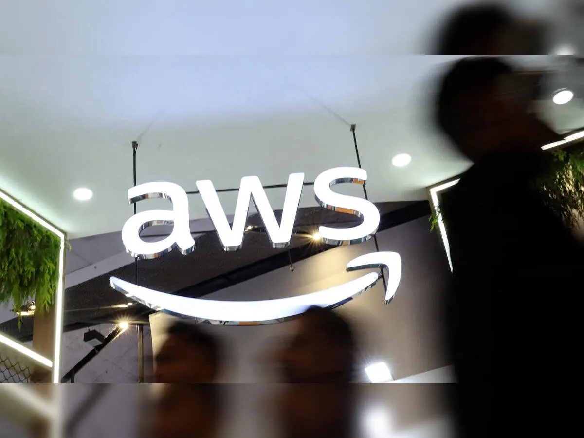 AWS outage knocks out streaming messaging and banks for hours, exposing how fragile internet life really is