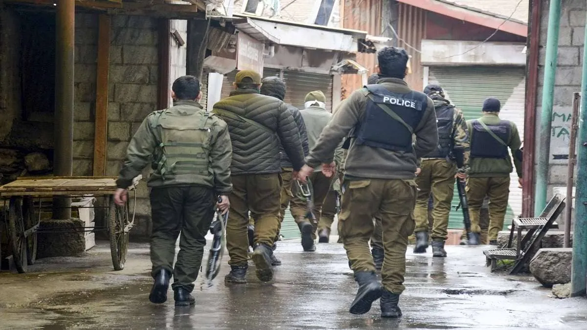 ECI orders Bengal police to seize all bombs within 24 hours and arrest bomb makers