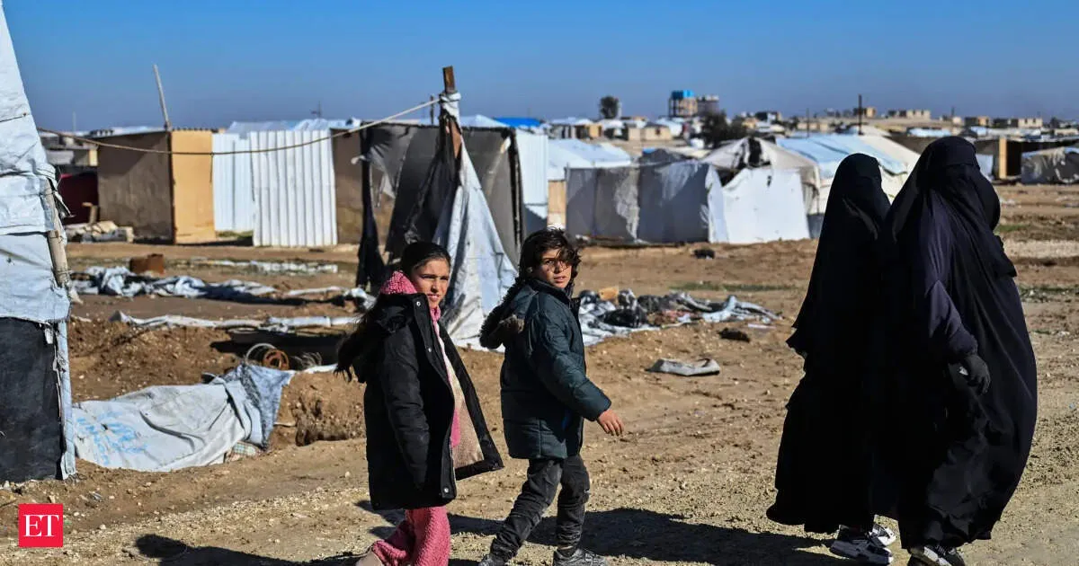 Thirteen Australians including women and children return from Syrian IS camp under police probe