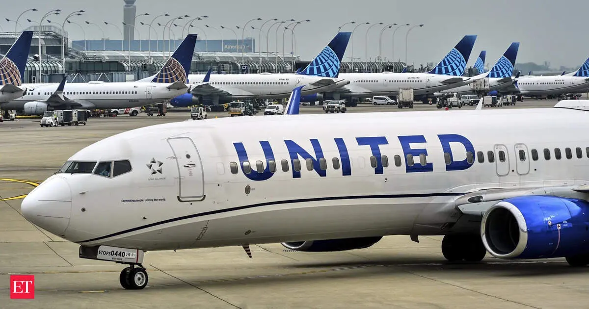 United Flight 169 clipped a light pole and truck near Newark but everyone survived