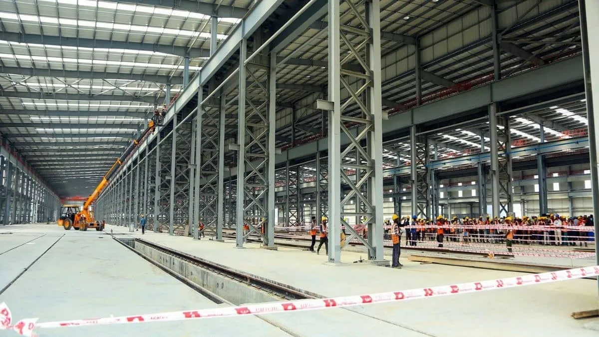 India Private Sector Growth Surges in April as Hiring Climbs Amid War Fuel Shock