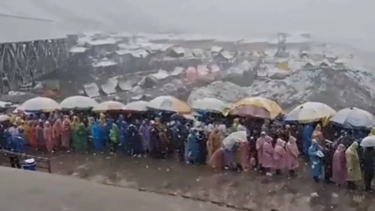 Devotees Keep Queuing for Kedarnath Amid Heavy Snowfall as Temperatures Plunge