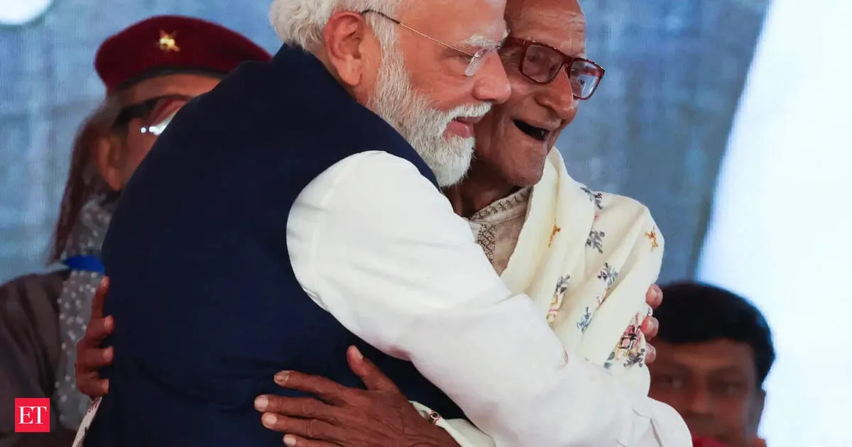 Modi honours 97 year old Makhanlal Sarkar at Bengal BJP swearing in