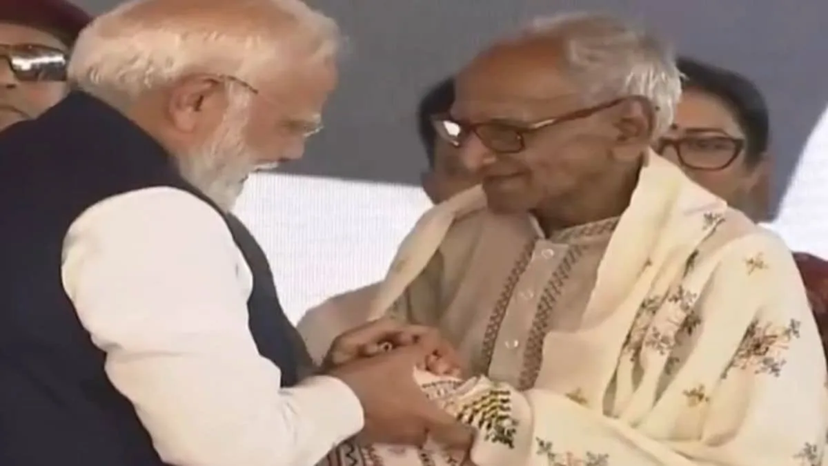 PM Modi touches feet of 98 year old BJP veteran Makhanlal Sarkar in Kolkata moment