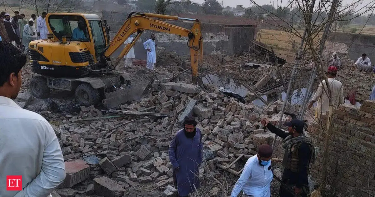 Pakistan suicide attack kills 14 police officers as gun battle erupts, Taliban splinter group claims