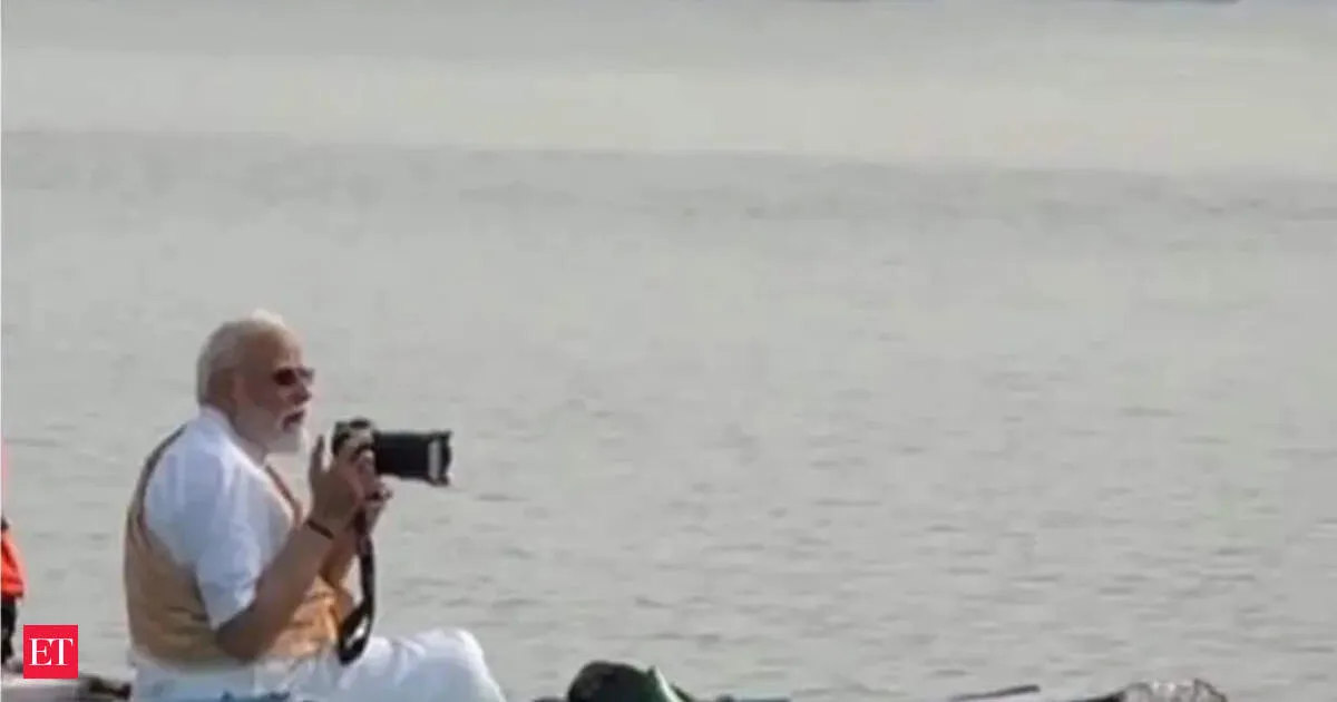 Modi enjoys Hooghly boat ride in Kolkata and turns photographer on camera roll