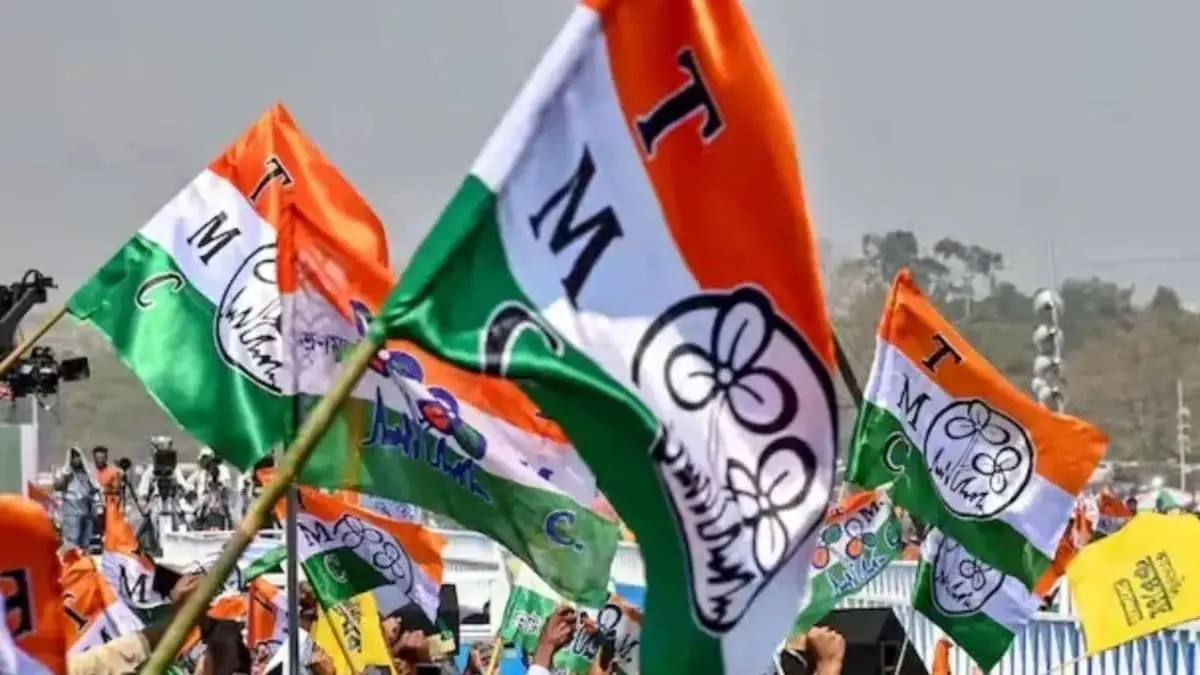BJP Workers Block TMC Vehicle in Bhabanipur Alleging Suspicious Cargo Amid Voting Machine Fears