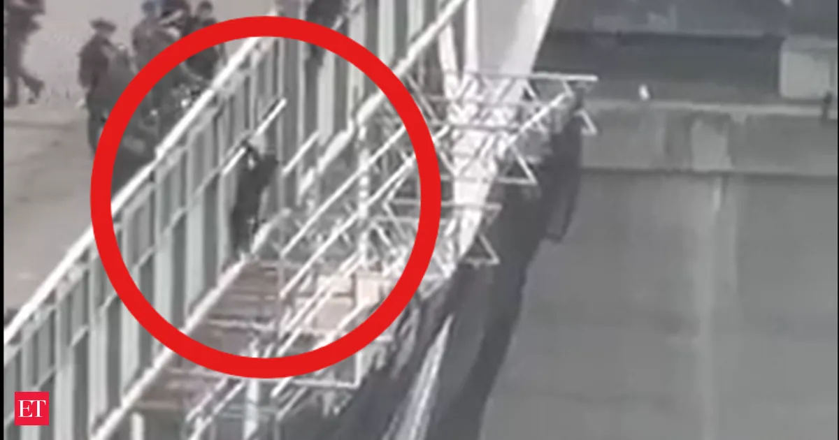 Woman reportedly hanging from Vancouver Granville Street bridge as police operation sparks hours of closure