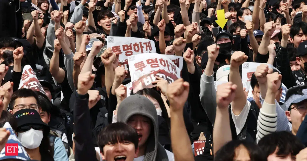 Samsung union threatens pay talk walkout as bonuses lag SK Hynix amid AI boom