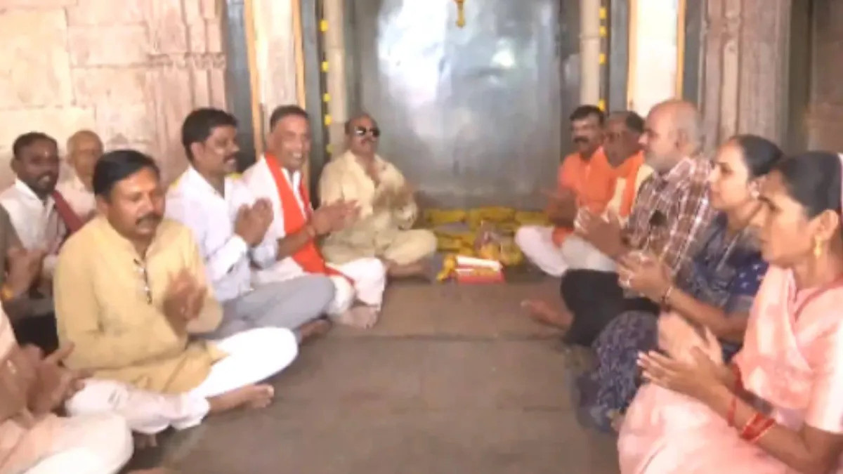 Bhojshala Dhar Devotees Pray After MP HC Declares Complex a Temple and Bars ASI Control Changes