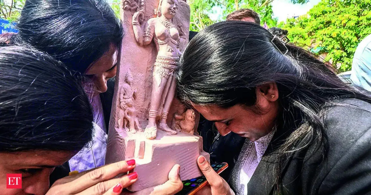 MP High Court rules Bhojshala Saraswati temple quashes Friday namaz order sparking fresh legal battle