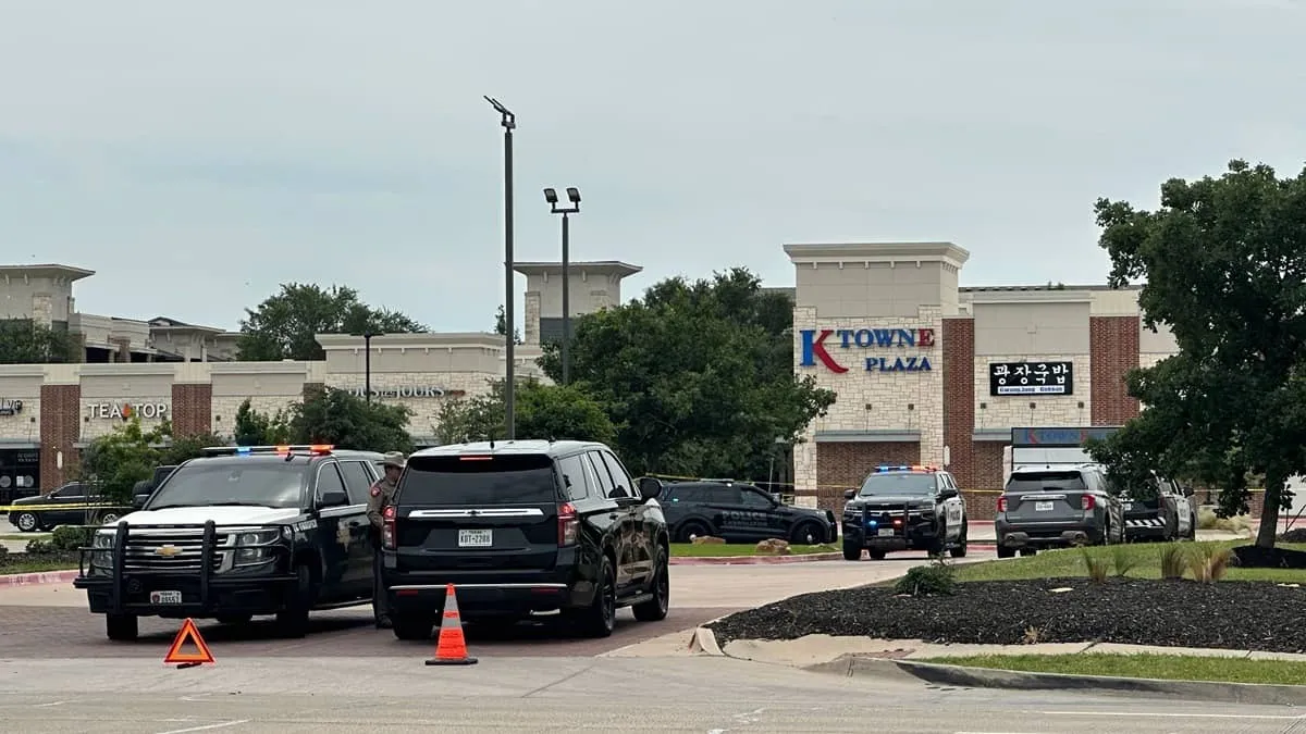 Carrollton mall shooting kills 2 and wounds 3 as police call it targeted business dispute