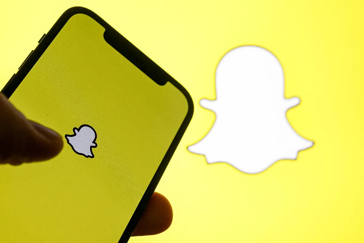Snapchat rolls out AI conversational ads so you can chat with brands inside the app