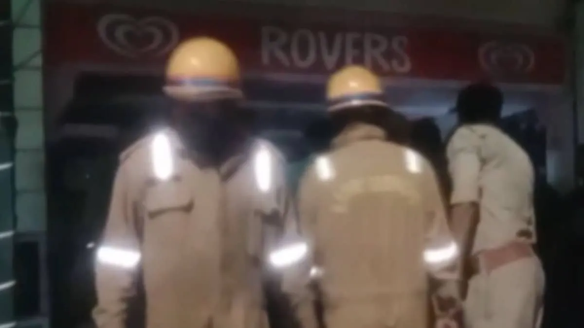 Fire Breaks Out At Lucknow Rovers Cafe Thick Smoke Streams From Kitchen