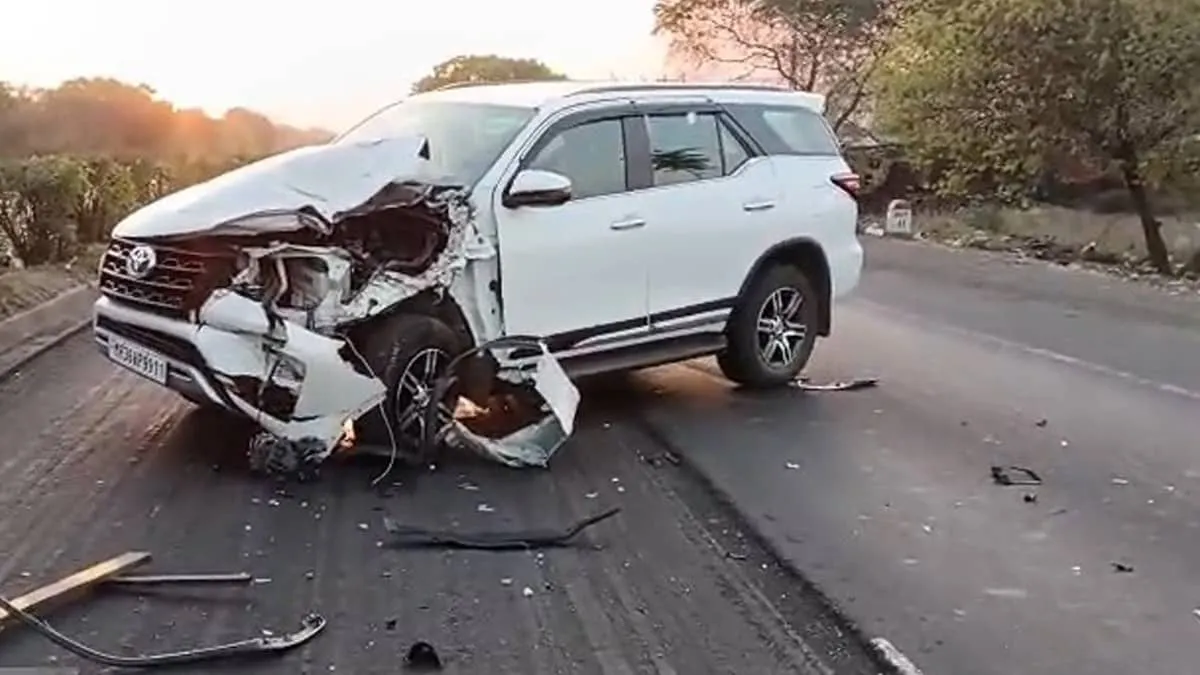 Speeding car smashes into autorickshaw near Asita Park injuring driver and two children in Delhi